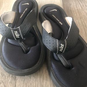 Nike “comfort footbed” flip flops size 7 (black)